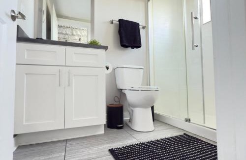 Central Business District Apartment | Scenic Serenity, dtown, gym, free parking