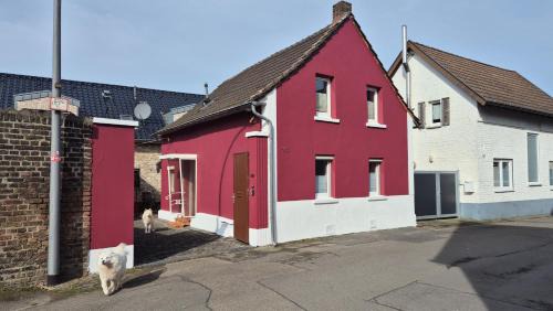 Langel House | Schönste Lage am Rhein, behagliches Haus mit Kamin.