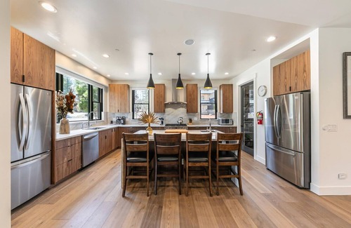 Truckee House | Schaffer's Mill Golf, Ski & Tahoe 5Br 5Bt Mountain Retreat w Club Amenities