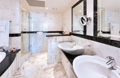 Schooner Bay Apartment | Schooner bay is a beachfront condominium with a freeform swimming pool as the focal point