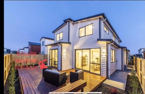 Hobsonville House | Scott point private entry flat offers the entire living room, bedroom and ensuite, parking available