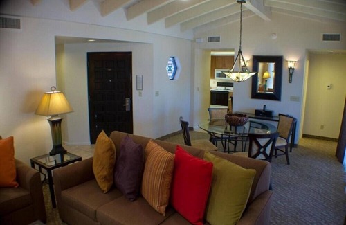 Arcadia Condo | Scottsdale Inviting 2BR Condo with Outdoor Pool Bar