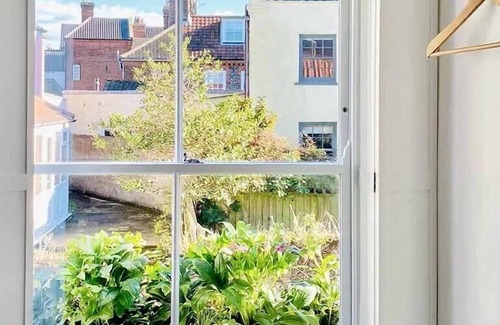 Cromer Cottage | Sea air and starry nights - there's space for two and your four legged friend.