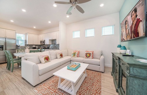 West Kissimmee Cottage | Sea Breeze Cottage near Disney with Margaritaville Resort & Island H20.