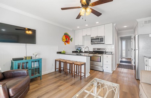 Charleston County Condo | Sea Cabin on IOP, ocean view, beach, pool access