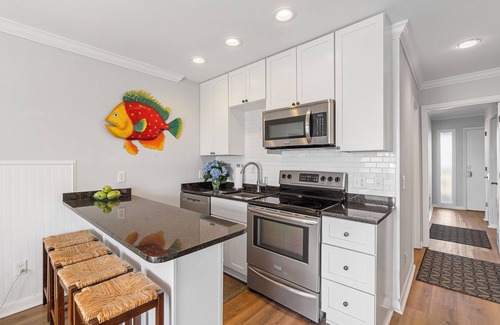 Charleston County Condo | Sea Cabin on IOP, ocean view, beach, pool access