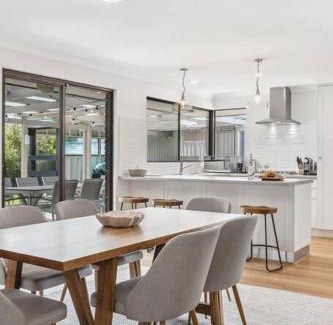 Broadwater House | Sea La Vie ~ Pet Friendly Coastal Chic Broadwater Retreat