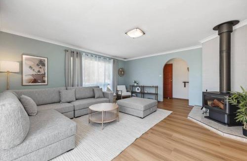 Broadwater House | Sea La Vie ~ Pet Friendly Coastal Chic Broadwater Retreat