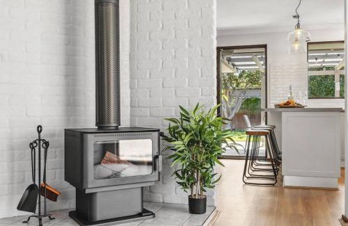 Broadwater House | Sea La Vie ~ Pet Friendly Coastal Chic Broadwater Retreat