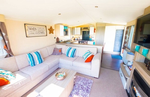 Camber House | Sea 'n' Stars with Views, Decking, Wifi & Netflix