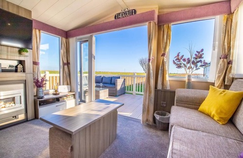 Camber House | Sea 'n' Stars with Views, Decking, Wifi & Netflix