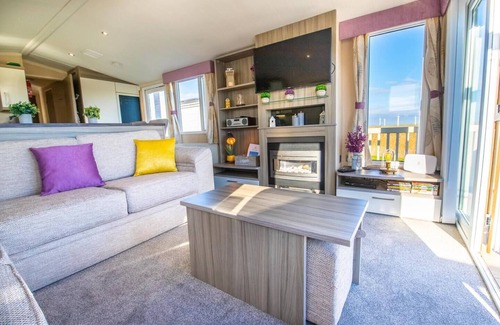 Camber House | Sea 'n' Stars with Views, Decking, Wifi & Netflix