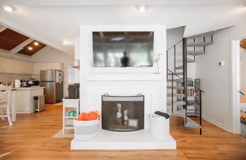 Night Heron House | Sea Pines Villa Steps to Beach Coffee Bar King Bed