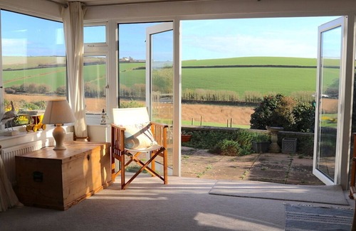Thurlestone House | Sea Reach, Thurlestone in South Devon, sleeps 8, sea views and beaches close by