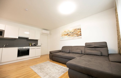 Kaisermuhlen Apartment | Sea View, 1-5 min from U1 Subway, Old Danube, VIC, ACV, Shoppingmall, DanubePark