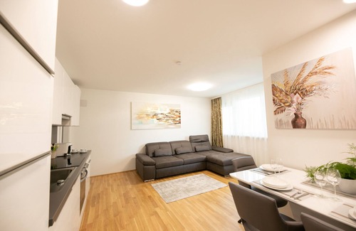 Kaisermuhlen Apartment | Sea View, 1-5 min from U1 Subway, Old Danube, VIC, ACV, Shoppingmall, DanubePark