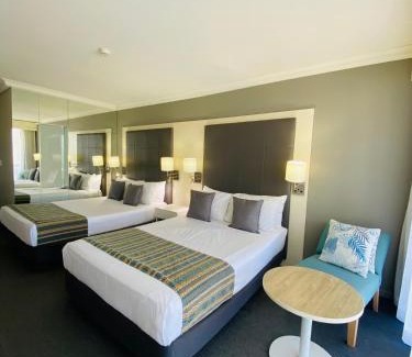 Surfers Paradise Hotel | Sea View Hotel Room Heart of Surfers Paradise