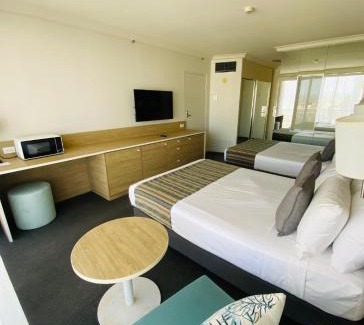 Surfers Paradise Hotel | Sea View Hotel Room Heart of Surfers Paradise