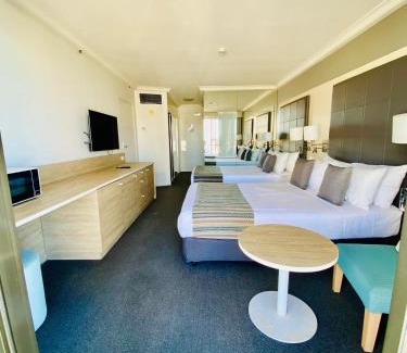 Surfers Paradise Hotel | Sea View Hotel Room Heart of Surfers Paradise