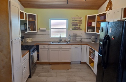 Morris Settlement House | Sea Views and Walk to the Beach! 2 Bedrooms/1 Bath/Full Kitchen