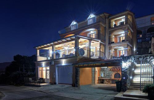 Vratarusa Apartment | Seabreeze Apartments with Shared Jacuzzi