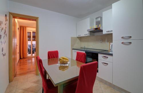 Vratarusa Apartment | Seabreeze Apartments with Shared Jacuzzi