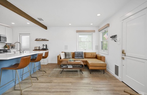 Old Towne House | SeaBreeze Bungalow 2 blocks from beach & steps to Main St.