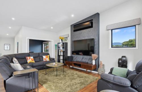 Raumati South House | Seabreeze Retreat - Paraparaumu Holiday Home