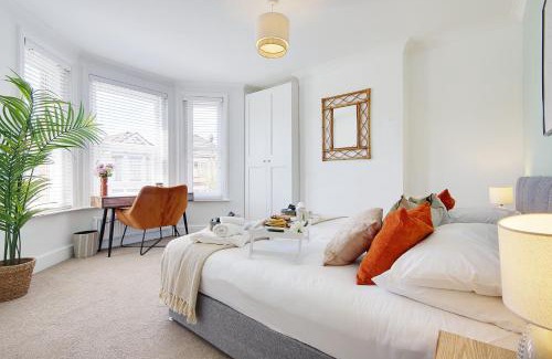 Bournemouth Apartment | SeaEsta Stays -Game Room&VR &EV point