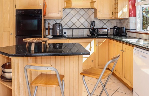 Ballymoney Cottage | SEAFIELD, pet friendly, with open fire in Ballymoney, County Wexford