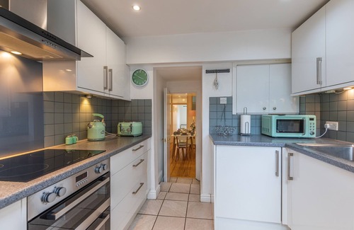 Littlehampton House | Seafront Apartment Private Garden & Free Parking