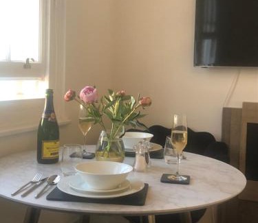Seafront Apartment | SEAFRONT SANCTUARY Beautiful Art Deco Apartment with Stunning City & Sea Views