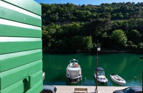 Novigrad Villa | Seafront Stone House Sajbel