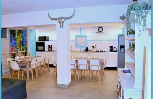 Six-Fours-les-Plages Villa | Seafront with direct beach access and private heated pool in a green setting
