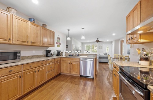 Kennebunk House | Seaglass Landing | Quick drive to beach