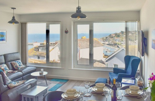 Brixham Cabin | Seagulls view is a modern 3 bedroom house sleeping up to 5 guests.