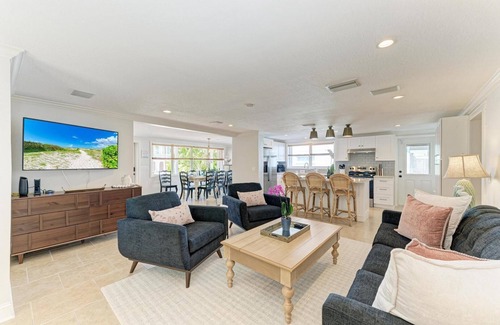 Bradenton Beach House | Seashell Oasis: 2.5 Blocks to Gulf! Dog Friendly, Pool by Anna Maria Life