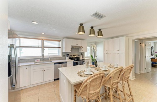 Bradenton Beach House | Seashell Oasis: 2.5 Blocks to Gulf! Dog Friendly, Pool by Anna Maria Life