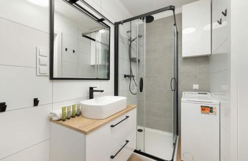 Niechorze Apartment | Seaside Apartment with Parking, Air Conditioning and Elevator Close to the Beach by Noclegi Renters