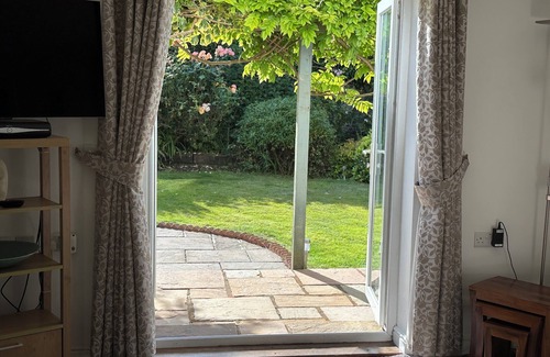 Minehead Apartment | Seaside Escape: Golf & Coast Path Retreat with private entrance & secure garden.