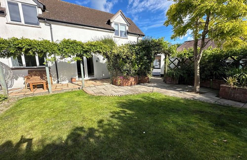 Minehead Apartment | Seaside Escape: Golf & Coast Path Retreat with private entrance & secure garden.