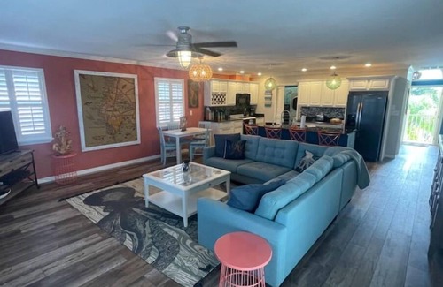 Marthas Vineyard House | “Seaside Gem” 3 Bdrm 2 Bath Pool Home 4.9 STARS!