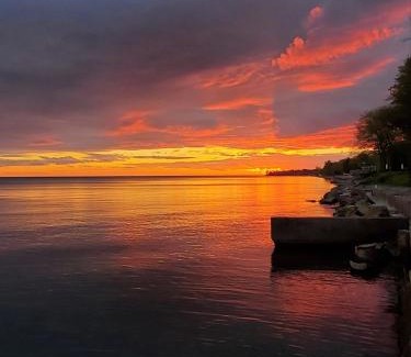 Madison-on-the-Lake House | SeaSide Lake-Front Cottage