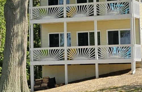 Madison-on-the-Lake House | SeaSide Lake-Front Cottage