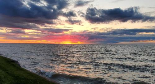 Madison-on-the-Lake House | SeaSide Lake-Front Cottage