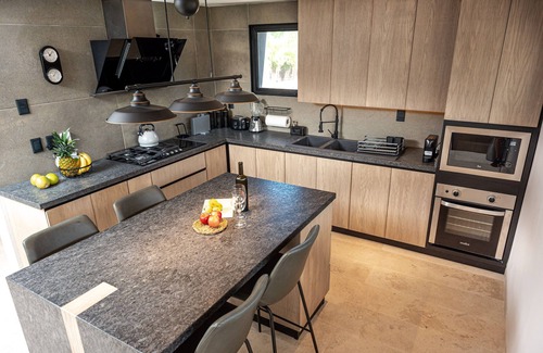Zona Hotelera House | ⮕ Seaside Oasis Steps Away to Beach w/Private Pool ⬅