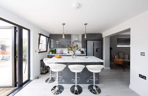 East Wittering Apartment | Seaside Serenity 3-bed Deck Garden Near Shore