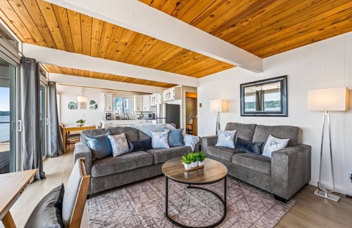 Southworth House | Seaside Serenity Beach Getaway w/kayaks & SUPs!