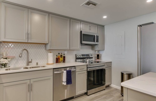 Northeast Virginia Beach Condo | Seaside Serenity: 2 Bedroom Beach Condo in the Heart of the Resort Area