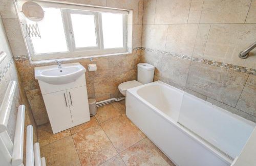 New Brighton House | Seaside single room shared bathroom